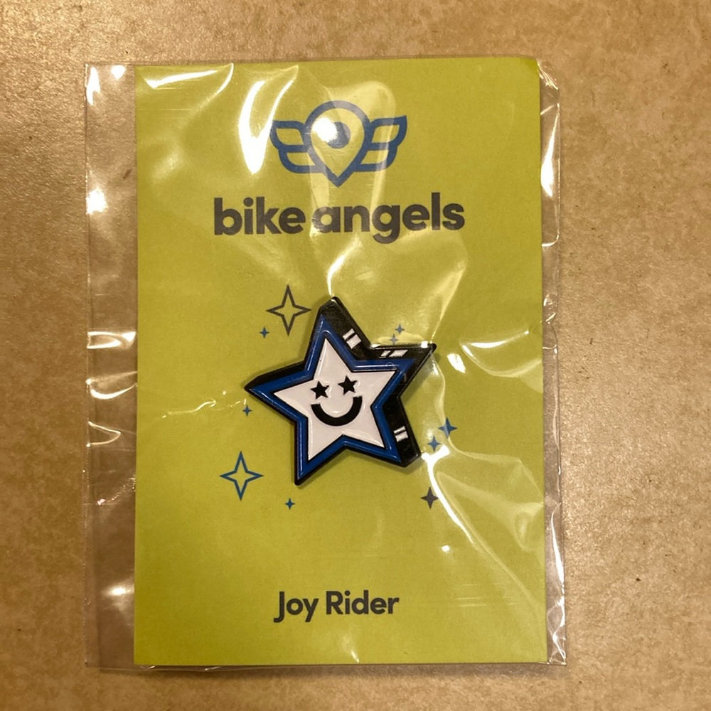 Smiling star pin